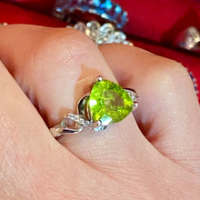 Load image into Gallery viewer, SS Peridot Trillion Spinel Ring
