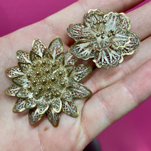 Load image into Gallery viewer, Group Of SS Flower Pins
