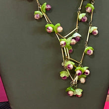 Load image into Gallery viewer, Glass Bead Flower Necklace
